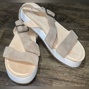 Kookaburra By UGG Tan/white Strappy thick souled Sandals size 8